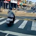 台南輪椅婦人行道等過馬路 3汽車5機車全不讓…台南市警：已舉發