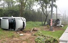 金門環島轎車追尾導致2車翻覆側躺路邊 2女駕駛受傷送醫