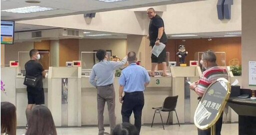 「重量級」男爬銀行櫃台怒喊「我要我的錢！」 網友狠酸：桌子的壓力測試？