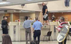 「重量級」男爬銀行櫃台怒喊「我要我的錢！」 網友狠酸：桌子的壓力測試？
