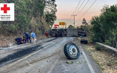 墨西哥重大巴士翻覆事件 巴士煞車失靈翻覆釀18死32傷