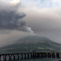印尼魯昂火山持續噴發 擔心進一步「爆炸性爆發」警戒至最高層級