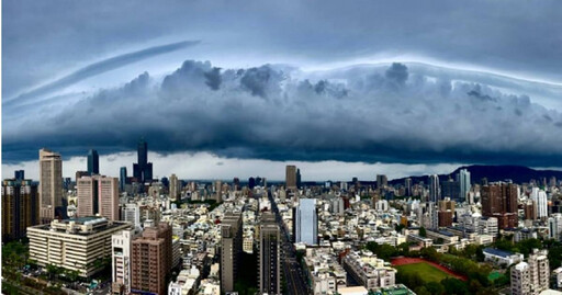 黑雲壓城城欲摧！ 鄭明典曬壯闊「風暴前導雲」襲來照片