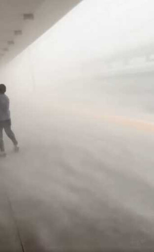 廣東汕尾車站遭「妖風挾暴雨」強襲！ 旅客慘叫「抱柱」險被吹走