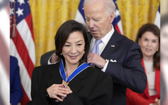 平民最高榮譽！楊紫瓊現身白宮 獲拜登親自頒發「總統自由獎章」