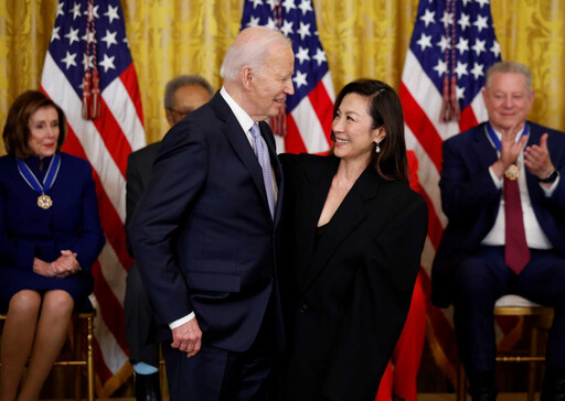 華裔女演員第一人！楊紫瓊登上白宮，拜登總統頒發至上榮耀的『自由榮譽勳章』！