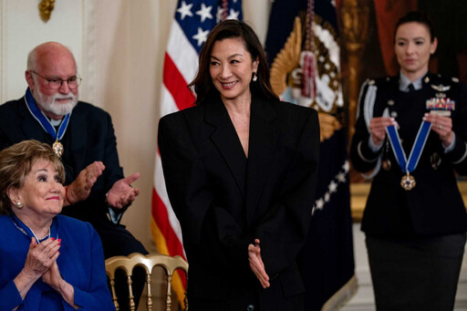 華裔女演員第一人！楊紫瓊登上白宮，拜登總統頒發至上榮耀的『自由榮譽勳章』！