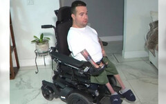 YouTuber坐輪椅撞女警挨告 律師神辯護「反正他逃不掉」 法官信了釋放