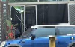 債務糾紛演引爆衝突！台南男怒撞工程行 釀大門玻璃碎裂、重機車毀損