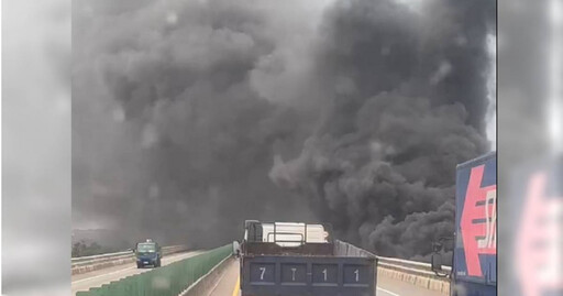 台61線新豐段橋下4貨櫃「起火狂燒」 濃煙沖天畫面曝光
