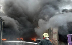 新竹大火！資源回收貨櫃竄出滾滾濃煙 11輛消防車跨縣市聯手救援