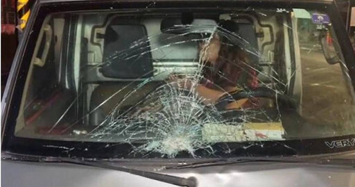 6旬婦「違規闖馬路」遭牛奶車撞上 擋風玻璃碎成蜘蛛網狀畫面曝