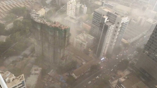 印度沙塵暴肆虐！巨型看板遭強風吹倒壓垮房屋、加油站 釀8死61傷「40逾人受困」