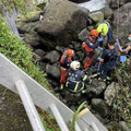 自撞新北萬里電線杆後「噴飛3公尺橋底」 騎士獲救時已無生命跡象