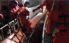 宜蘭風場運輸船機艙失火！16名船員受困急需救援 2人送醫治療
