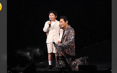杜德偉攜7歲兒上台 跨時空完成三代合唱