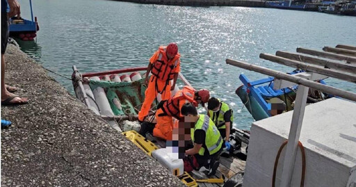 金樽漁港驚魂時刻！70歲漁民不慎落海失去意識 海巡秒救起送醫
