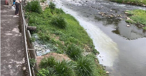環保局要開罰了！新竹客雅溪變「牛奶河」 工程行排殘漆廢水釀禍
