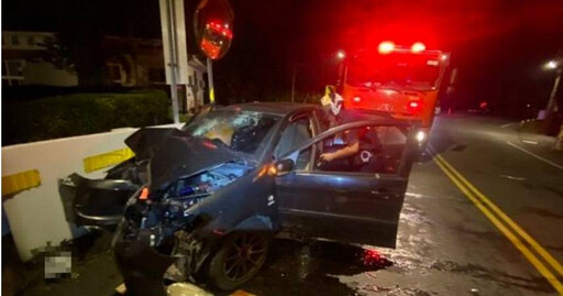 驚悚一幕！南投轎車自撞電線桿車頭全毀 2人未繫安全帶昏迷搶救中