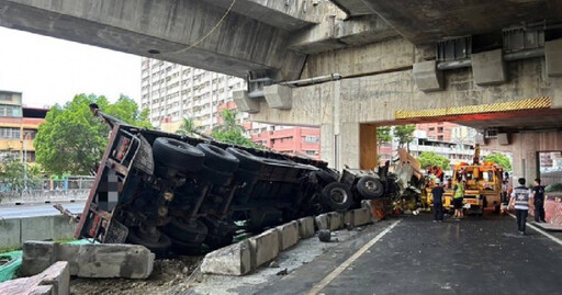 驚悚一幕！國1鼎金交流道聯結車翻覆 鐵管散落一地駕駛受困送醫