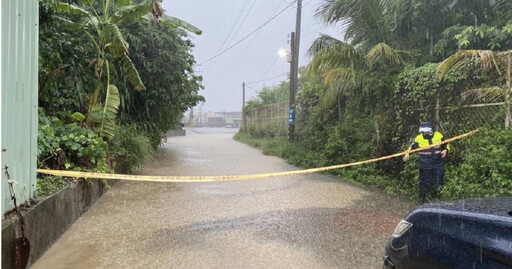 高雄暴雨！梓官區淹成60公分深泳池 警急派員拉封鎖線管制交通