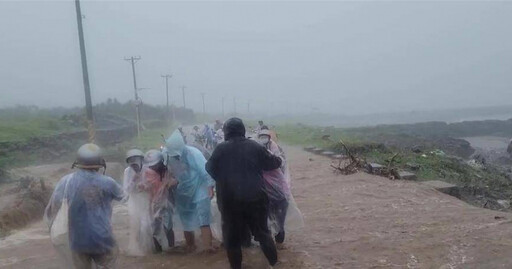 豪雨襲台東「蘭嶼野溪暴漲」 遊客牽機車冒險通過…差點被沖走