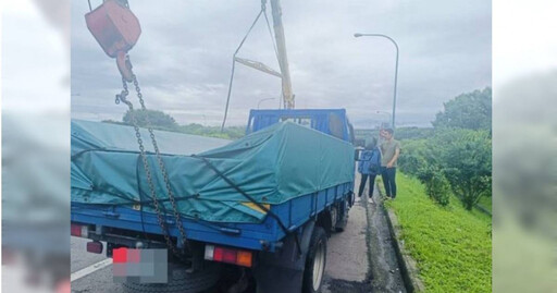 國1頭份交流道爆車禍！疑車速過快釀禍 貨車失控撞護欄衝對向邊坡