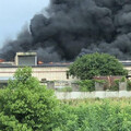 台南永康工廠大火濃煙遮天！警消緊急動員空拍機與機器人滅火