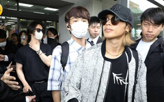 龜梨和也率「KAT-TUN」合體抵台 中丸雄一拿手機反拍媒體