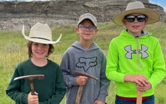 3男童踏青挖到極罕見化石 專家驚：將改變對暴龍的認知