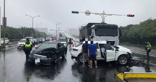 北市州美快速道路5車連撞 1駕駛左腹疼痛急送醫