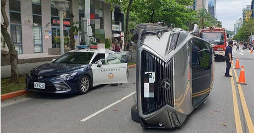 快訊／北市內湖瑞光路小客車擦撞警車側翻 駕駛一度受困