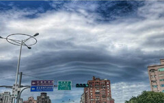 天有異相！天空出現「飛碟雲」 氣象署曝成因：陽明山東側出沒