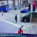 智利憲兵軍車衝撞輾過路人 還倒車二次輾壓「老婦當場喪命」