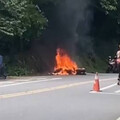 北宜公路驚傳火燒車 重機跑山撞電線桿「整輛燒毀剩骨架」