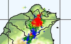 大雨狂襲！北捷忠孝復興、萬芳醫院站滲水 鄭明典曬「超密集紅點」落雷紀錄