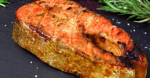 吃鮭魚好處超多 專家揭1烹煮法是大忌：營養流失且致癌