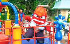 瘋玩國外樂園2／香港迪士尼迎暑假 怒怒亮相皮克斯水花派對、揪粉絲幫安娜女王慶生