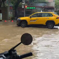 暴雨炸15縣市「雙北7區淹水警戒」 信義區傳災情…馬路變黃河淹進家裡