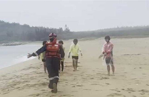 颱風來不怕死？新北爸帶2孩「近距離觀浪」 澎湖遊客岸邊潛水