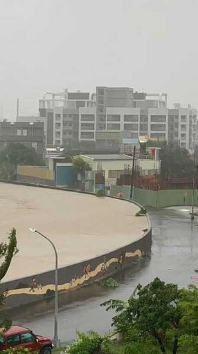 凱米颱風釀災…高雄典寶溪潰堤「10車慘遭滅頂」 後勁溪滿出來了