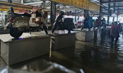 高雄滯洪池全滿雨量超過莫拉克 市場攤販把機車「扛上桌」奇景曝光