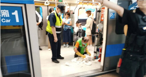 捷運車廂打翻飲料擺爛走人…留老爺爺蹲地擦 網炸鍋：應另收費