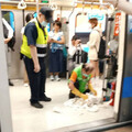 捷運車廂打翻飲料擺爛走人…留老爺爺蹲地擦 網炸鍋：應另收費