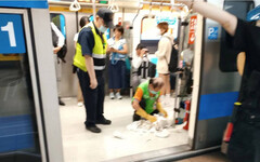 捷運車廂打翻飲料擺爛走人…留老爺爺蹲地擦 網炸鍋：應另收費