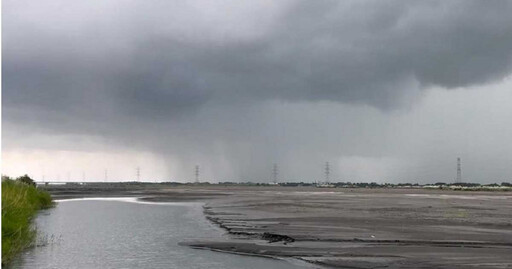 彰化暴雨狂下！水龍捲、雨瀑現身 花壇三春國小圍牆遭沖垮