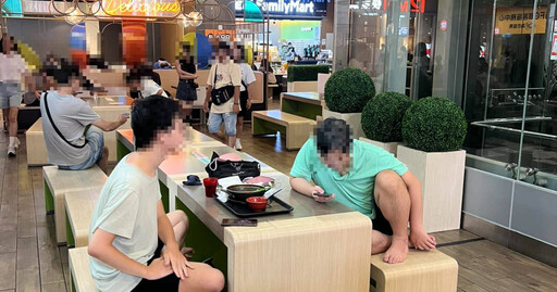 新北男「美食街脫鞋」踩上椅 遊客傻眼：一邊抖一邊摳