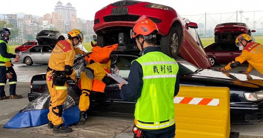 酸消防員「閒閒沒事幹」！大媽聽到火災地點驚覺：那好像是我家