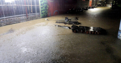 暴雨倒灌！汐止淹水路邊機車全遭殃 2陸閘、吉林街水門急關閉