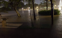 雨勢不停歇！台北市大湖公園「水淹出來了」看不見草坪